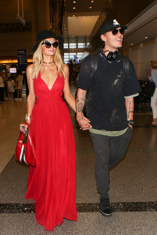 Paris Hilton z partnerem na lotnisku