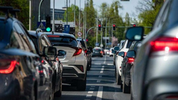 Najważniejszą zmianą jest przesunięcie daty rozpoczęcia obowiązywania strefy o pół roku, z 1 lipca 2025 r. na 1 stycznia 2026 r.