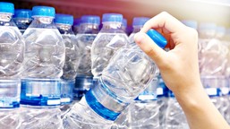 szokujące wyniki badań wody mineralnej. zawiera nie tylko metale ciężk