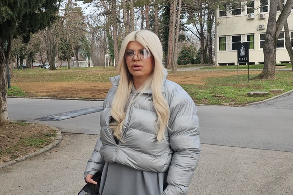 PROMENE U ZVEZDAMA GRANDA Dara Bubamara prvi put nije došla na snimanje emisije, evo koja pevačica je menja (VIDEO)