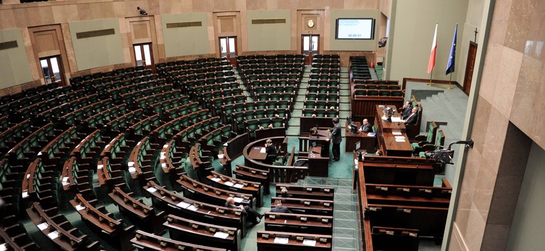 Nowy sondaż. Polacy odwracają się od PO