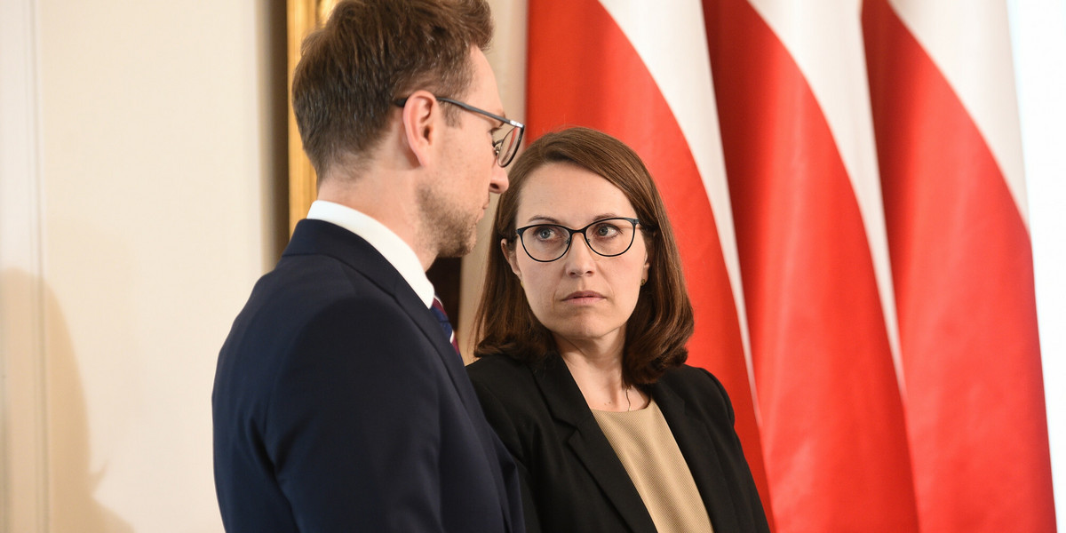 Minister finansów Magdalena Rzeczkowska i minister rozwoju Waldemar Buda.