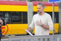 'Dzień dobry TVN'. Marcin Prokop zaliczył upadek na wizji. Próbował ujeżdżać byka