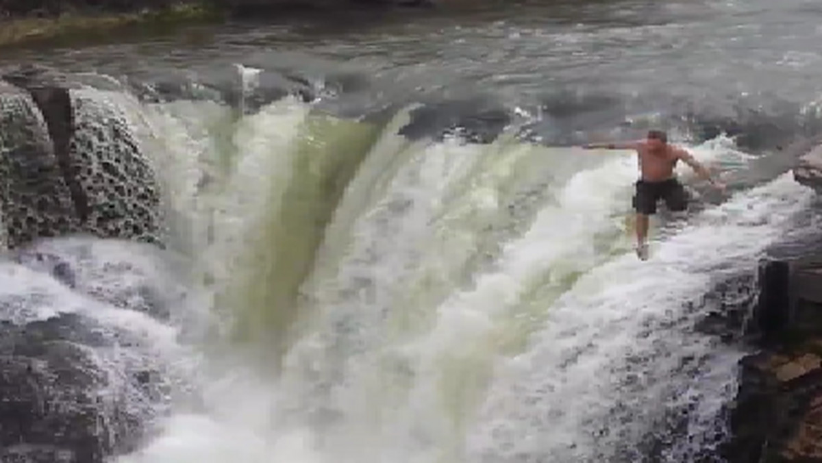 Do sieci trafiło przerażające wideo, na którym widać mężczyznę skaczącego z wodospadu. Zdarzenie miało miejsce w Lundbreck na południu Kanady.