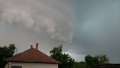 Mint egy katasztrófafilmben: hátborzongató fotó készült egy felhőszörnyetegről Tiszacsegénél