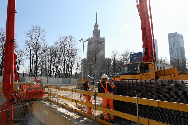 Jest zgoda na kontynuowanie prac na stacji Świętokrzyska, nieopodal której jesienią zapadła się ziemia. Jak podaje portal Gazeta.pl Warszawa, wczoraj wojewódzki nadzór budowlany uznał, że zabezpieczenia są wystarczające i w końcu dał zielone światło dla dalszych prac na stacji.