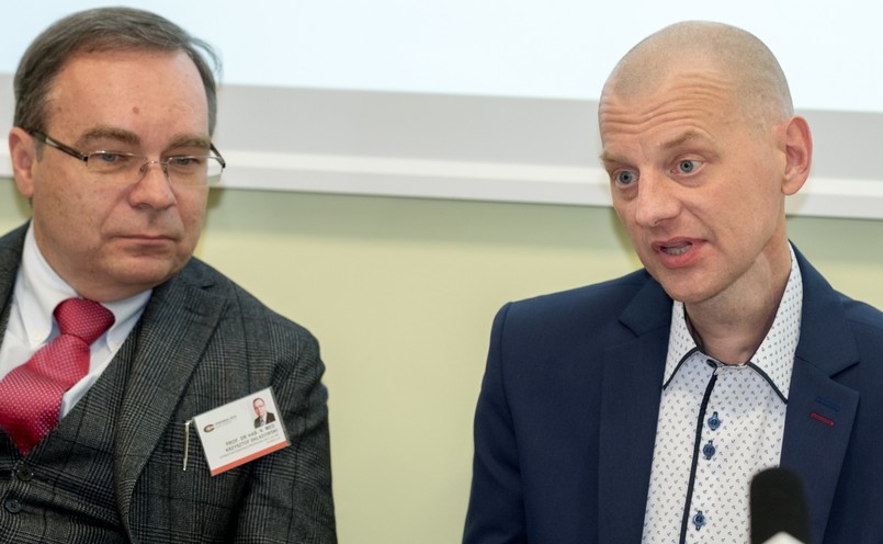 Dyrektor Gliwickiego Centrum Onkologii prof. Krzysztof Składowski (L) oraz pierwszy pacjent z przeszczepioną krtanią pan Michał Centkowski (P)