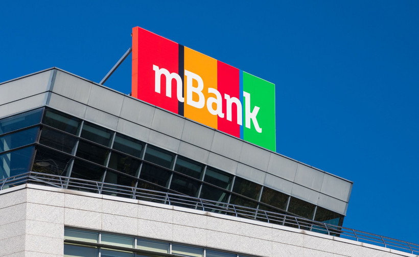mBank poinformował, że w ramach pozwów indywidualnych 2.498 postępowań o łącznej wartości sporu w wysokości 369 mln zł dotyczyły klauzul waloryzacyjnych i zawierały roszczenia dotyczące orzeczenia częściowej nieważności umów kredytowych.