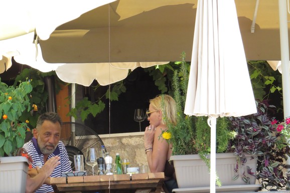 PAPARACO! VLADE DIVAC SA ŽENOM U CRNOJ GORI Ana u jednodelnom kupaćem, sportista pobegao u hlad: Evo kako se provode (Video)