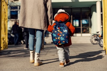 Fél, hogy megfázik a gyereke az iskolában? Ezeket a gyógynövényeket, vitaminokat javasolja az orvos