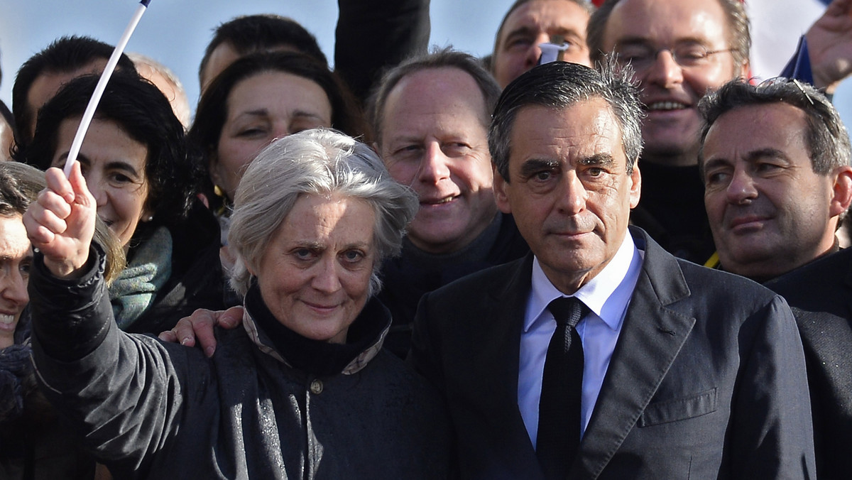 Żonie kandydata na prezydenta Francji Francois Fillona, Penelope Fillon, postawiono zarzuty w związku ze skandalem wokół fikcyjnego zatrudniania jej przez męża; oskarża się ją m.in. o współudział w sprzeniewierzeniu środków publicznych.