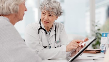 Seniorzy szczepią się rzadziej, niż powinni. Lekarze mówią wprost: to poważny błąd