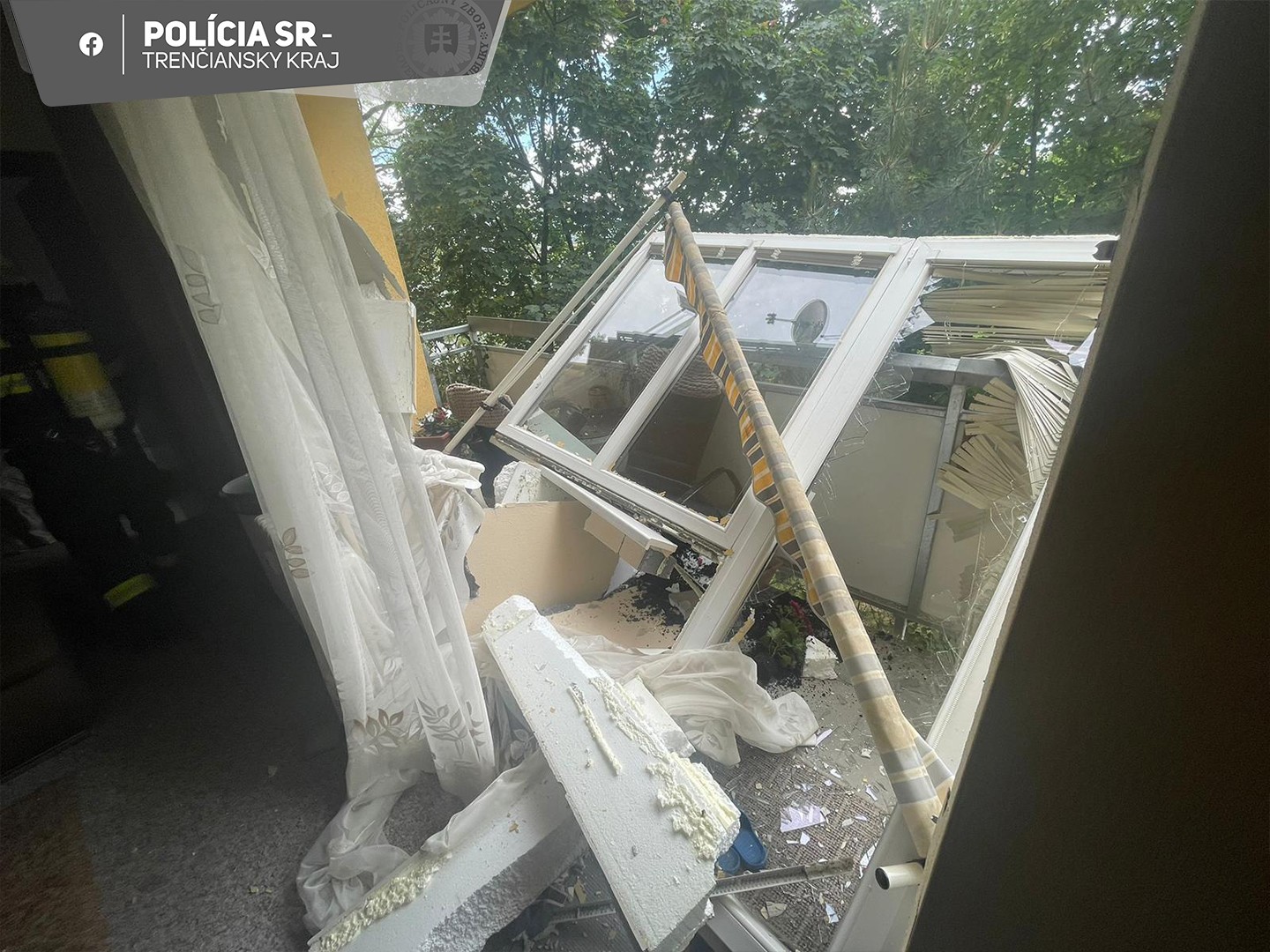 Následky výbuchu kolobežky v byte v Trenčíne likvidovalo deväť hasičov.