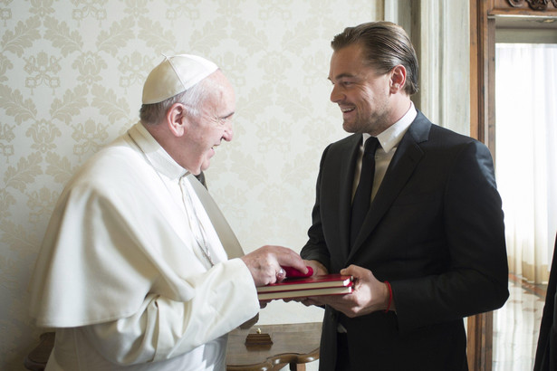 Leonardo DiCaprio w Watykanie. Wręczył papieżowi Franciszkowi czek [ZDJĘCIA]