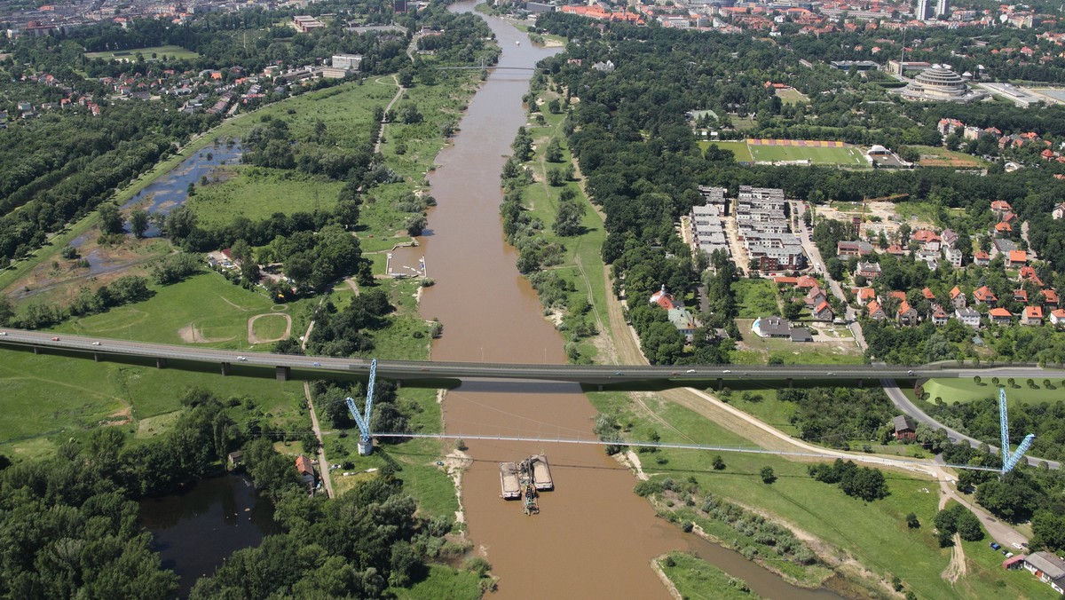 Cztery firmy chcą zająć się projektem i budową Alei Wielkiej Wyspy wraz z mostem Wschodnim. Dziś przedstawiono oferty cenowe. Najtańsza propozycja opiewa na 232,2 mln zł. To niemal tyle, ile miasto zamierza przeznaczyć na inwestycję.