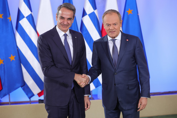 Warszawa, 12.04.2024. Premier Donald Tusk (P) i premier Grecji Kiriakos Mitsotakis (L) w siedzibie KPRM w Warszawie, 12 bm. (ad) PAP/Rafał Guz