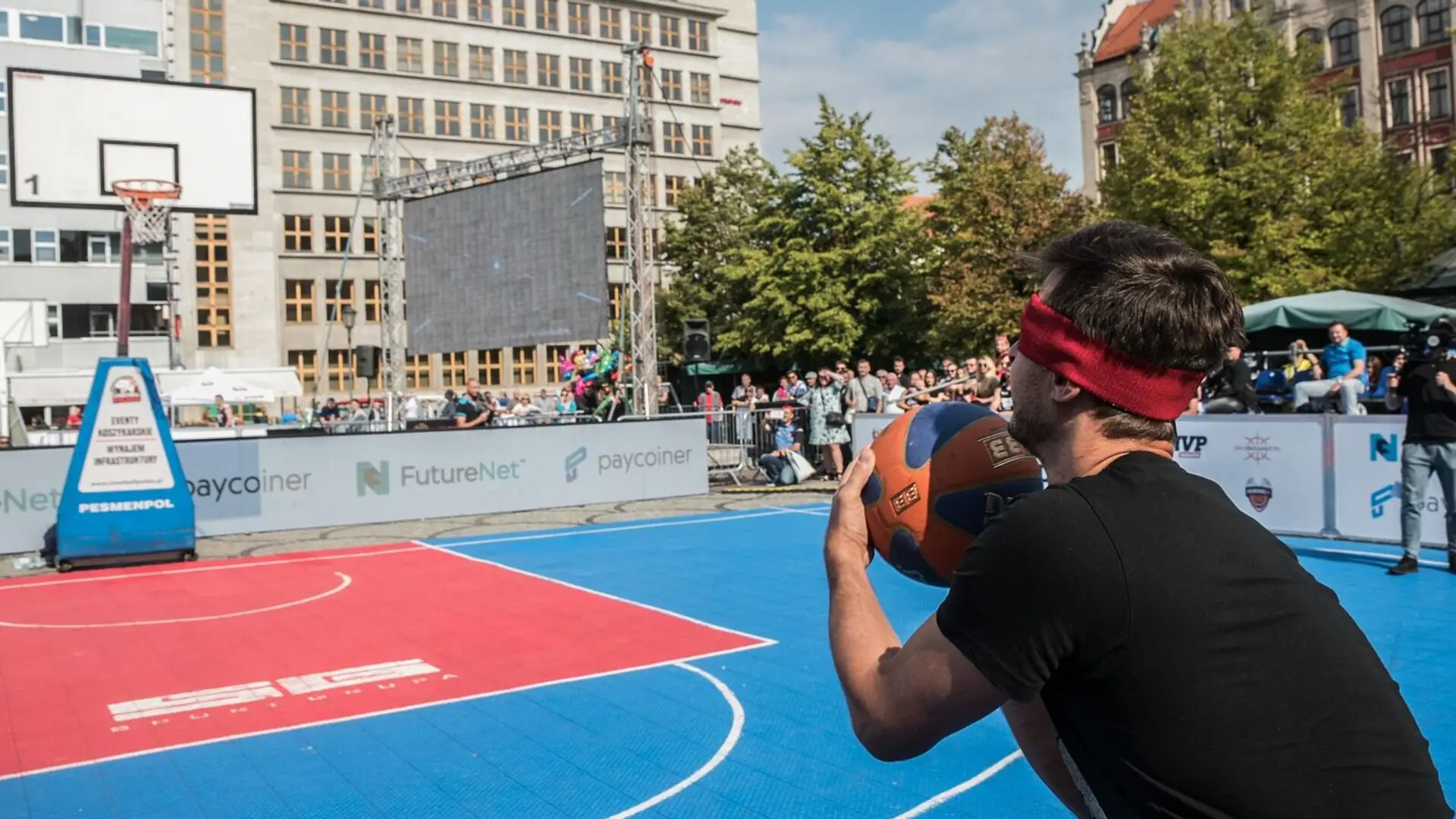 25 tys. zł za rzut z zasłoniętymi oczami. Kibic z Wrocławia zachwycił wszystkich [WIDEO]