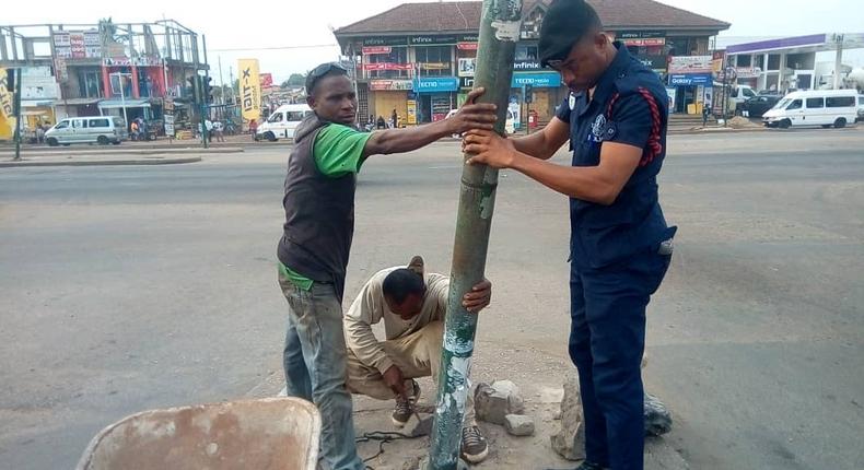 Police officer Lance corporal Simon Agbeko repairs broken traffic light at Odorkor