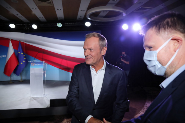 Przewodniczący Platformy Obywatelskiej Donald Tusk (C) i poseł KO Marcin Kierwiński (P)
