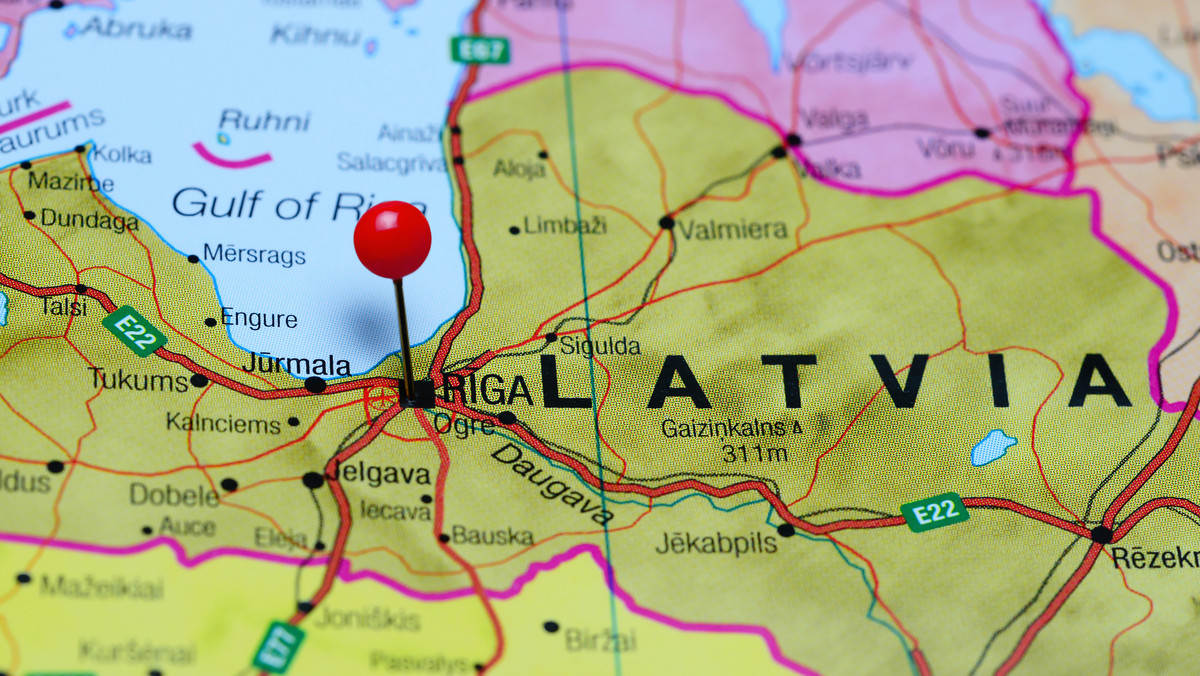 Władze Łotwy podjęły decyzję o zawieszeniu od 1 sierpnia umowy o uproszczonym przekraczaniu granicy przez obywateli Rosji, mieszkających w regionach przygranicznych — podało w poniedziałek niezależne Radio Swoboda.