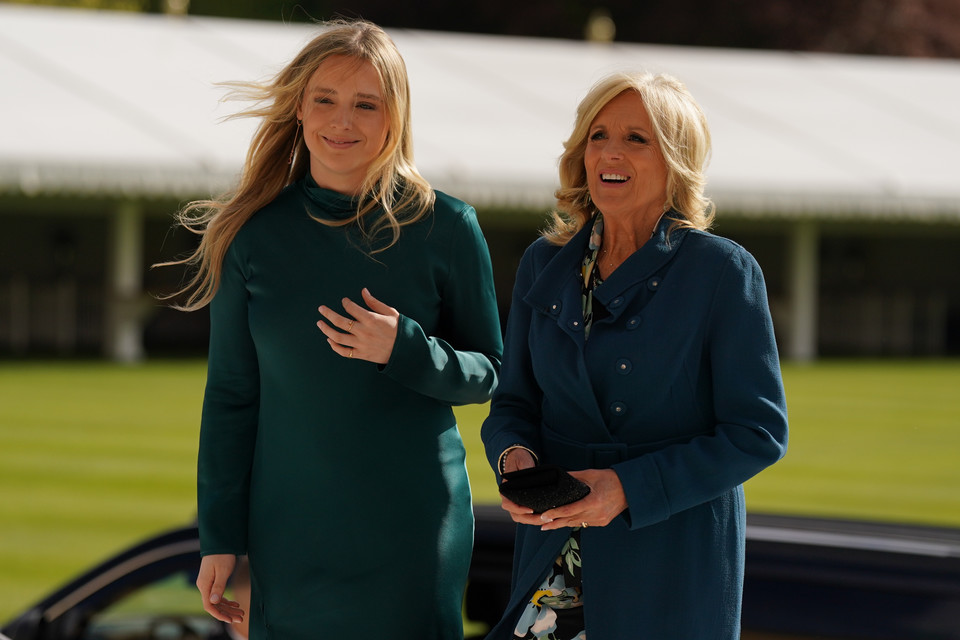 Przyjęcie koronacyjne króla Karola III - pierwsza dama Stanów Zjednoczonych Jill Biden z wnuczką Finnegan Biden