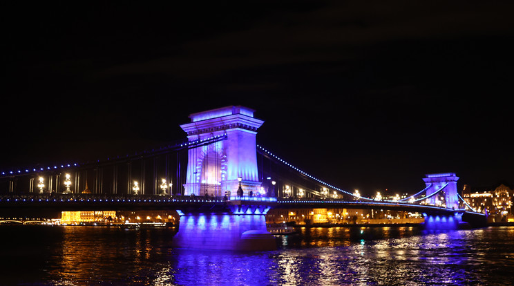 A gyermekek világnapján kékbe borult Budapest / Fotó: Pozsonyi Zita