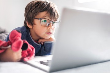 Kancsalság és kettős látás: hogyan alakul ki, mit lehet tenni ellene?