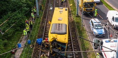 Autobus wjechał na tory tramwajowe