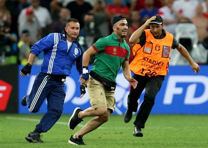 Portugalczycy nie potrafili usiedzieć na miejscu. Wbiegli na boisko. Na szczęście nie... nago