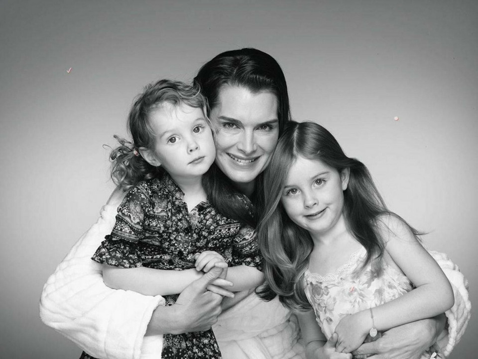 Brooke Shields z córkami (zdj. niedatowane)