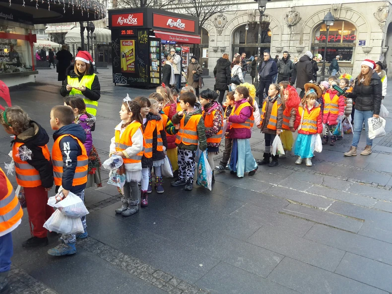 Mališani su strpljivo čekali u redu da predaju svoje poklone