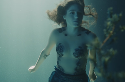 Jak Birdy zmieniła się w syrenkę... Piękny klip do 'Wild Horses' [WIDEO]