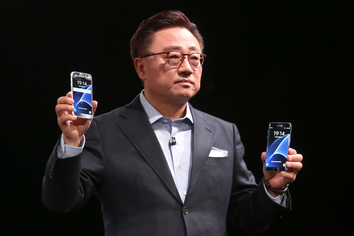 Koh Dong Jin, szef telekomunikacji mobilnej w Samsung Electronics podczas prezentacji modeli samrtfonów Galaxy S7 i Galaxy S7 Edge w czasie Mobile World Congress w Barcelonie. 21.02.2016