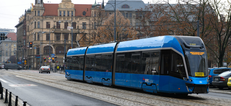 Udawał kontrolera biletów. Skanował karty płatnicze pasażerów