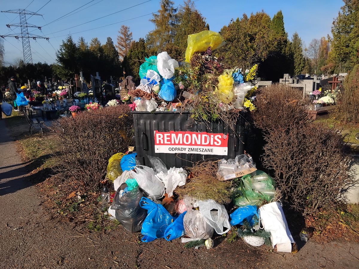 pojemnik na odpady zmieszane na Cmentarzu Północnym w Warszawie