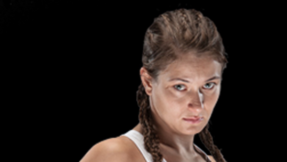 Polka Karolina Kowalkiewicz zadebiutuje w UFC 19 grudnia. Niepokonana zawodniczka zmierzy się w wadze słomkowej z Randą Markos - ogłoszono w środę w nocy polskiego czasu, podczas programu UFC Tonight. Markos ma ambicje, by rzucić wyzwanie Joannie Jędrzejczyk w walce o pas UFC, ale najpierw będzie musiała uporać się ze starszą o dwa lata Polką.