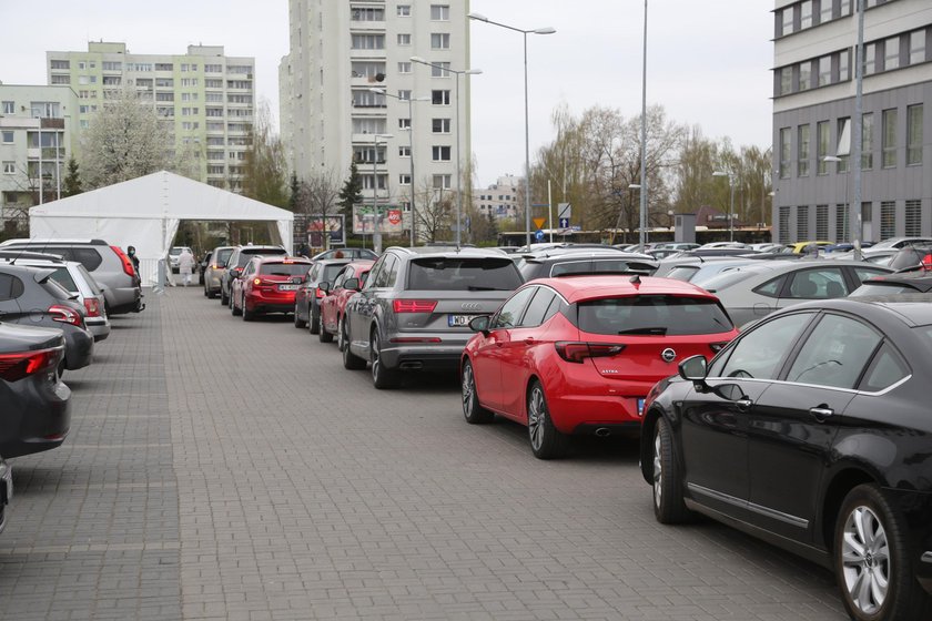 Tak badają Polaków na koronawirusa. W autach i za pieniądze...