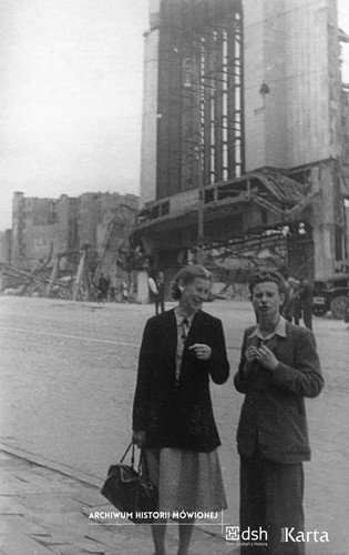 Lesław Pfützner i prof. Irena Lewicka na tle ruin Dworca Głównego. Warszawa, maj lub czerwiec 1946. (Fot. zbiory Lesława Pfütznera/ AHM)