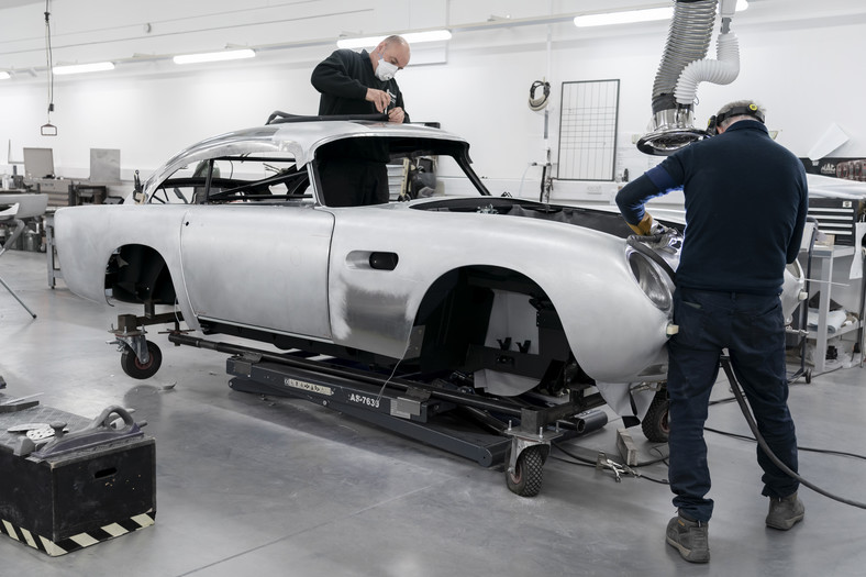 Aston Martin DB5 – najsłynniejsze auto Bonda – znów w produkcji