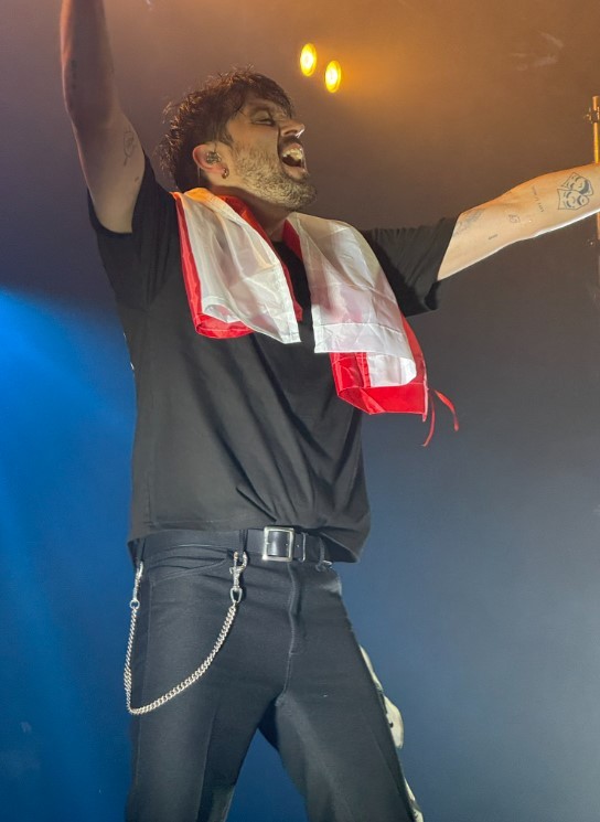 G-Eazy z polską flagą na scenie