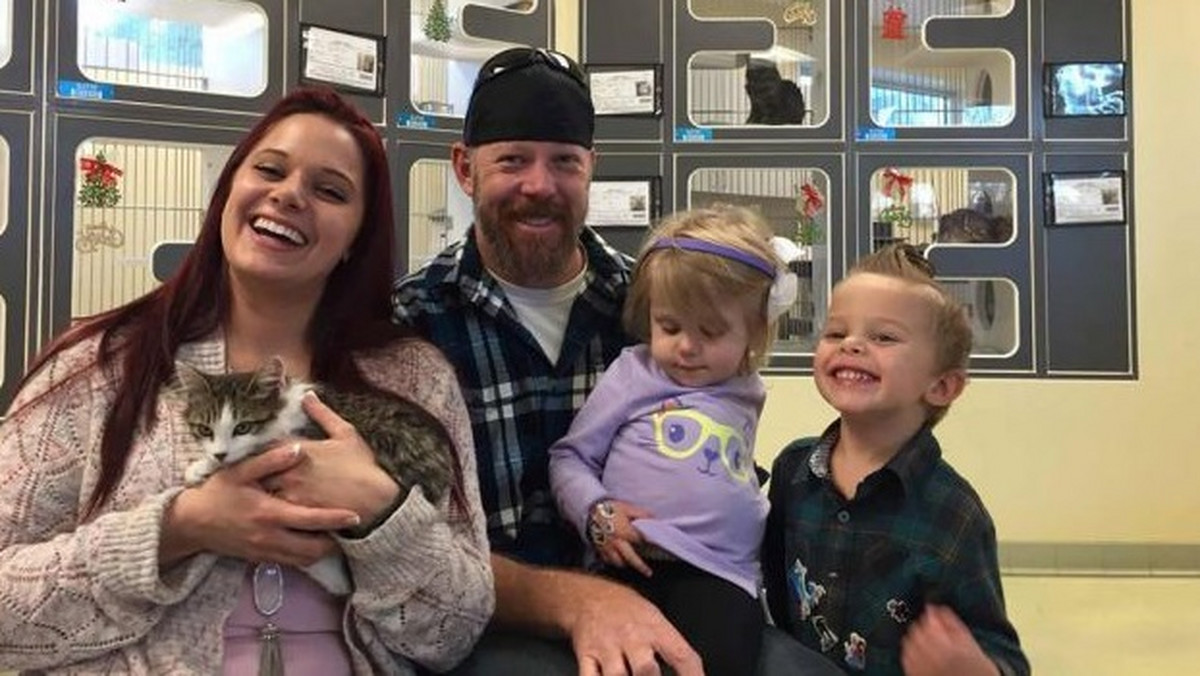 Dwuletnia Scarlette z Kalifornii zmagała się z nowotworem i lekarze musieli amputować jej rączkę, kiedy miała zaledwie 10 miesięcy. Przed świętami rodzice dziewczynki dowiedzieli się, że do schroniska trafił kotek bez jednej z kończyn i postanowili sprezentować go córce.