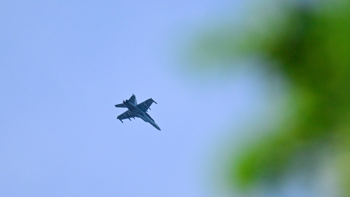 Lovac "Hornet" finskog vazduhoplovstva leti iznad Helsinkija, 15. maj 2026.