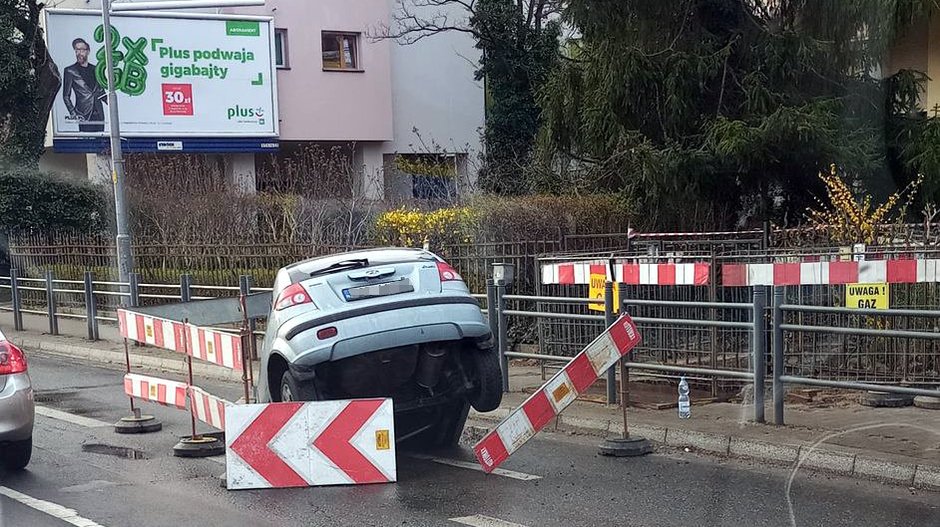 Samochód wpadł do wykopu w al. Hallera