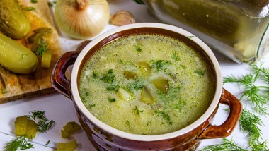 zupa ogórkowa na żeberkach. wyrazista, kwaśna i dokładnie taka jak kie