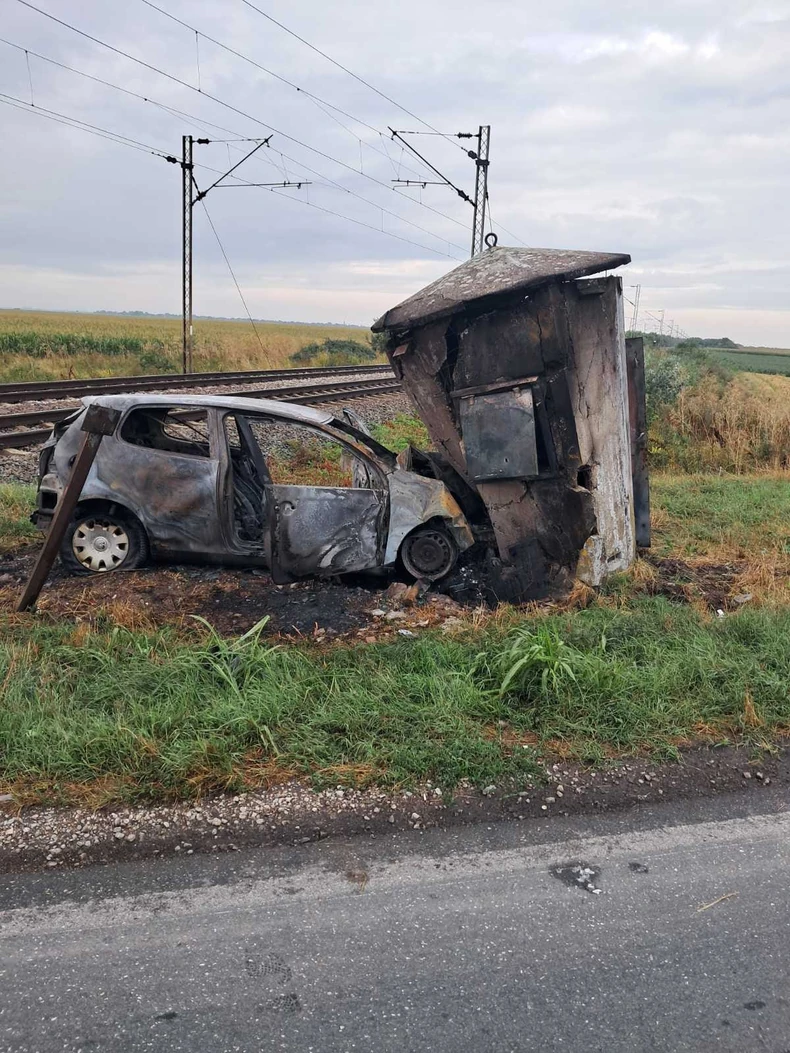 Vozilo je eksplodiralo i potpuno je izgorelo, kao i železnička kućica kod pruge