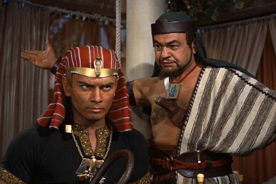 Yul Brynner jako Faraon Ramses oraz Edward G. Robinson jako Dafan w filmie "Dziesięcioro przykazań" (1956)