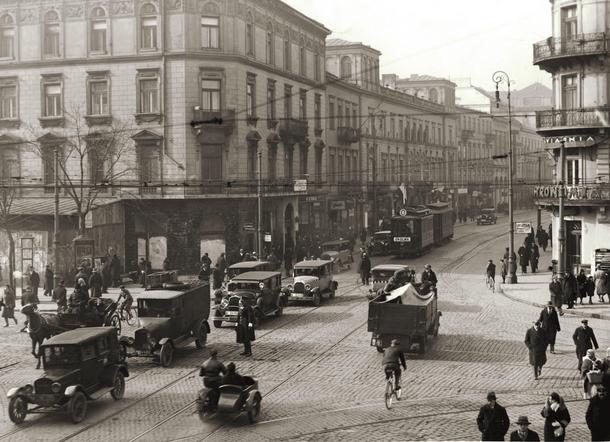 na skrzyżowaniu Alej Jerozolimskich i Nowego Światu 