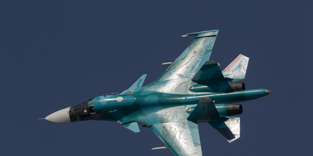 Odrzutowy samolot myśliwsko-bombowy Suchoj Su-34 rosyjskich sił powietrznych.