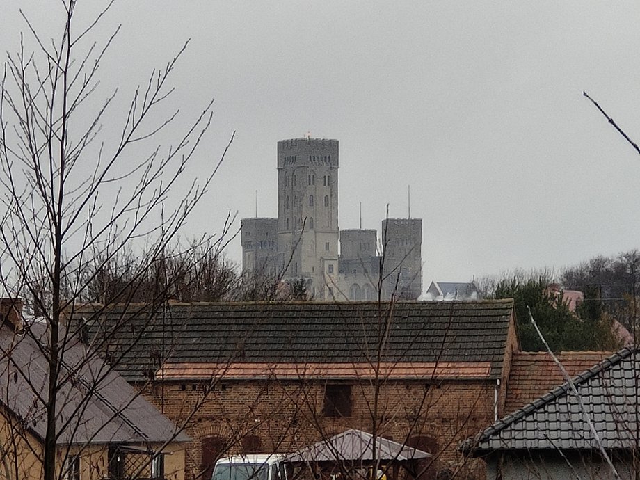 Już niemal całość konstrukcji pokrywa elewacja. Dzięki temu stobnicka budowla wygląda niczym średniowieczny zamek.