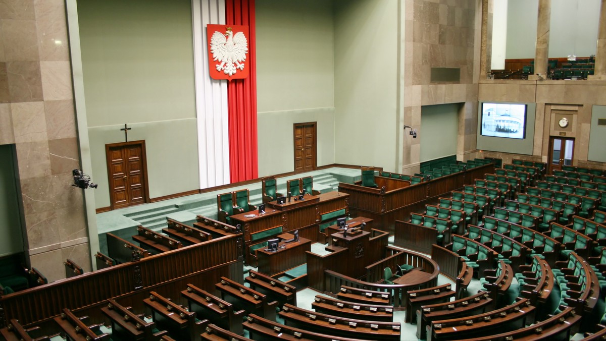 Środki na wynagrodzenia nauczycieli pracujących w szkołach mają pochodzić nie z subwencji oświatowej, ale z dotacji celowej budżetu państwa; w dotacji mają być też środki na wynagrodzenia nauczycieli przedszkolnych - zakłada obywatelski projekt przygotowany przez ZNP.